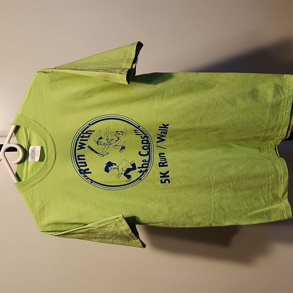 5k run with cops cartoon art green m tshirt - Picture 1 of 2